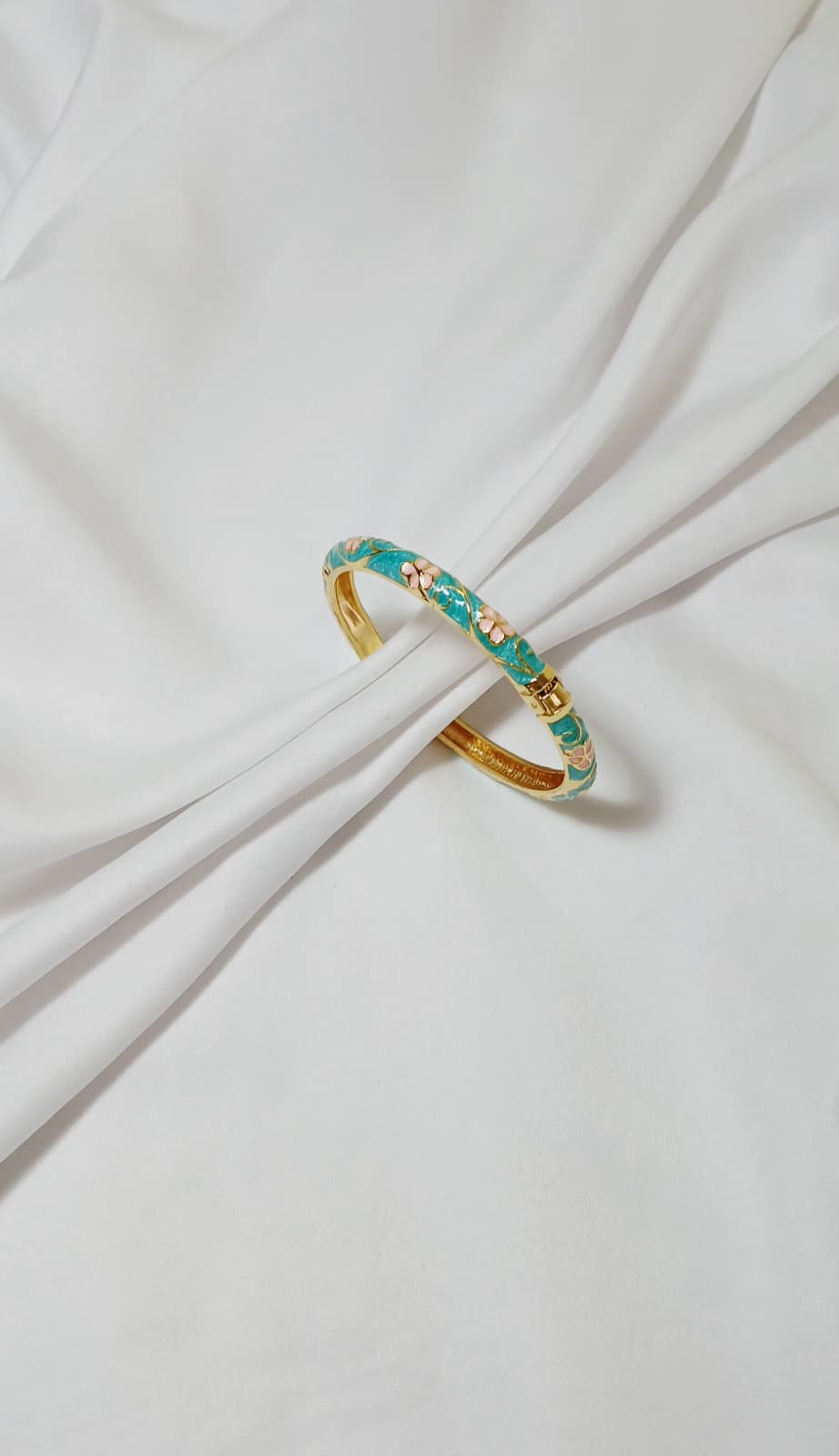 mineli su yeşili kadın kelepçe