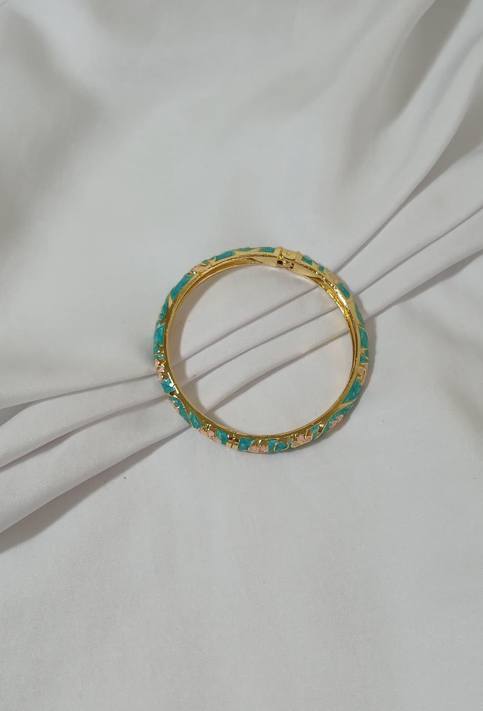 mineli su yeşili kadın kelepçe