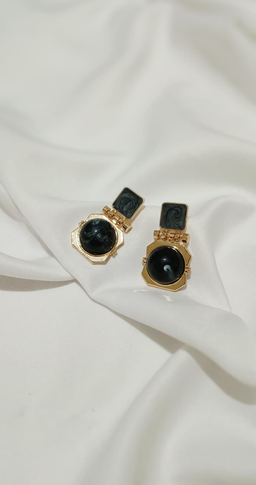 SİYAH VE MÜRDÜM YANSIMALI ZARA MODEL KÜPE