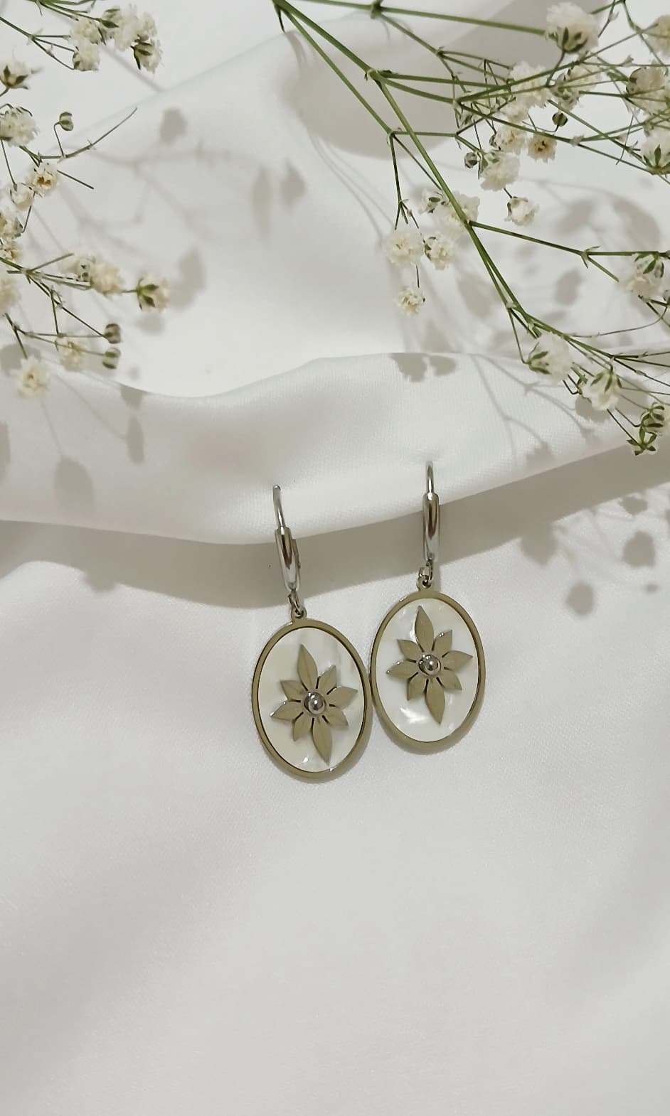 gümüş renk motifli küpe